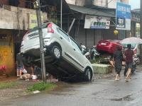 Mahad Flood: उलट्या-सुलट्या कार अन् विस्कटलेले संसार; महाडमध्ये पुरानंतर सगळंच अस्ताव्यस्त, पाहा PHOTOS - Marathi News | raigad heavy rain Mahad Flood photos after water level came down | Latest raigad Photos at Lokmat.com