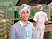 प्रेरणादायी! इडली डोश्यानं मजुराच्या मुलाचं आयुष्य बदललं; उभारली ७०० कोटींची कंपनी - Marathi News | idli dosa batter has changed the life of its founder mustafa pc built 100 mn company | Latest inspirational Photos at Lokmat.com