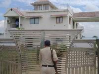 गावात आलिशान बंगला, स्विमिंग पूल अन् बऱ्याच महागड्या गाड्या; महिला सरपंचाची डोळे दिपवून टाकणारी संपत्ती! - Marathi News | rewa woman sarpanch lokayukt raid luxurious mansion dozen cars | Latest national Photos at Lokmat.com