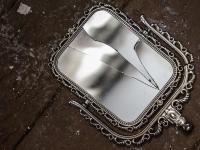 घरात फुटलेले आरसे, काचा ठेवू नका, कारण फेंगशुई वास्तुशास्त्र सांगते... - Marathi News | Don't keep broken mirrors in the house, because feng shui architecture says ... | Latest bhakti Photos at Lokmat.com