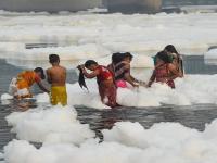 श्रद्धेशी खेळ! यमुनेत विषारी फेसाळ पाण्यातच छठ पूजेसाठी भाविकांचं स्नान, Photo व्हायरल - Marathi News | After Delhi climate now condition of Yamuna worsens pollution increased in river | Latest national Photos at Lokmat.com
