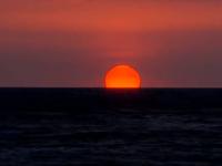 Last Sunset Of The Year 2021: सूर्य आता निजतो आहे... यंदाच्या वर्षातील शेवटच्या सूर्यास्ताचं मनमोहक रूप; पाहा Photos - Marathi News | Last Sunset Of The Year 2021 here all beautiful photos from india | Latest national Photos at Lokmat.com