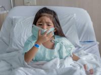Omicron Symptoms In Kids: लहान मुलांमध्ये 'ओमायक्रॉन'चं नवं लक्षण, डॉक्टरांचा सावधानतेचा इशारा - Marathi News | omicron india coronavirus new symptoms in kids covid 19 doctor warns | Latest health Photos at Lokmat.com