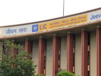 LIC च्या IPO ची पोलखोल! बजेटच्या दुसऱ्याच दिवशी निर्गुंतवणूक लक्ष्य निम्म्यावर, सगळा खेळ उघड... - Marathi News | lic ipo size cut likely economic survey union budget disinvestment target reduced reason | Latest business Photos at Lokmat.com