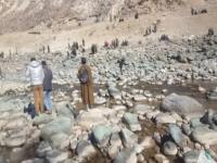 काश्मीरमधील नदी अचानक झाली गायब; शेकडो माशांचा तडफडून मृत्यू, ग्रामस्थांमध्ये खळबळ - Marathi News | in kashmirs anantnag suddenly hill river disappeared 500 meters away hundreds of trout fishes died | Latest national Photos at Lokmat.com