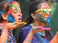 रंगुनी रंगात साऱ्या रंग माझा वेगळा! राज्यभर धुळवड उत्साहात साजरी, पाहा 'कलरफुल' PHOTOS - Marathi News | holi 2022 Mumbai paints itself in myriad colours see photos | Latest mumbai Photos at Lokmat.com