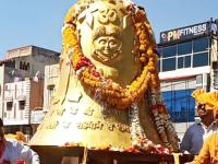 इंजिनीयरला २ वर्षात नाही जमले, दुसरी पास व्यक्तीनं १० दिवसांत केले; ३७०० किलोची घंटा बांधली - Marathi News | countrys heaviest bell installed in pashupatinath temple in madhya pradesh | Latest national Photos at Lokmat.com