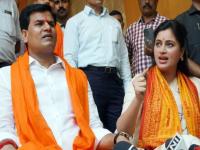 सेना विरुद्ध राणा! भाजपचे तीन मोठे नेते लागले कामाला; अडचणीत येणार शिवसेना? - Marathi News | bjp in action after mumbai police arrest mp navneet rana and mla ravi rana | Latest mumbai Photos at Lokmat.com