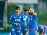 मोबाइल टॉर्चच्या प्रकाशात सराव, द्विशतक ठोकूनही संधी नाही; मग रोहित शर्मामुळे पालटलं नशीब! - Marathi News | ipl 2022 hrithik shokeen the young star of mumbai indians who practiced in phone light | Latest cricket Photos at Lokmat.com