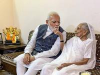 आईच्या १०० व्या वाढदिवसानिमित्त पंतप्रधान मोदींची खास तयारी, देणार स्पेशल गिफ्ट; जाणून घ्या... - Marathi News | narendra modi mother heeraben 100th birthday preparation gift | Latest national Photos at Lokmat.com