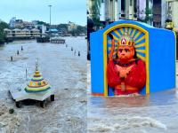 PHOTOS: गोदामाई तुडूंब भरली...पूर सदृश स्थिती, दुतोंड्या मारुतीही पाण्यात! - Marathi News | nashik rain update godavari river over flooded | Latest nashik Photos at Lokmat.com