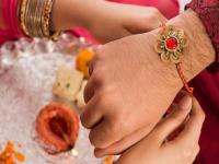 Raksha Bandhan 2022: भावाला राखी बांधताना धाग्याला 'तीन' गाठी बांधायला विसरू नका; जाणून घ्या कारण...! - Marathi News | Raksha Bandhan 2022: Don't forget to tie 'three' knots in the thread while tying rakhi to brother; Know why...! | Latest bhakti Photos at Lokmat.com
