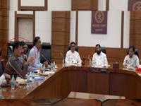 राज ठाकरे मुख्यमंत्री भेटीत तुकाराम मुंढेंनी लक्ष वेधलं, दोन मिनिटांत ब्लड टेस्ट अन् बरंच काही... - Marathi News | Raj Thackeray meeting with Chief Minister Tukaram Mund drew attention blood test in two minutes | Latest mumbai Photos at Lokmat.com