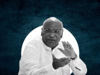 काँग्रेसच्या नव्या अध्यक्षांची संघर्षगाथा: आईला समोर जळताना पाहिलं, गरीबांसाठी लढले अन् मित्रासाठी CM पद सोडलं! - Marathi News | congress president mallikarjun kharge life struggle here is his full life story | Latest national Photos at Lokmat.com