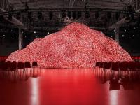 कंडोमचा डोंगर! फॅशन शोमध्ये कंडोमच्या पसाऱ्यातून मॉडल्सचा वॉक, नेमकं प्रकरण काय? - Marathi News | milan fashion week 2023 models showcase new collection of diesel brand with meaningful message | Latest fashion Photos at Lokmat.com