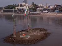 राज ठाकरेंनी दाखवलेली माहिमच्या समुद्रातील हिच 'ती' जागा, नेमकं काय सुरूय पाहा PHOTOS - Marathi News | place in the sea of Mahim shown by Raj Thackeray see what is going on in pics | Latest mumbai Photos at Lokmat.com