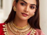 त्वचा कोरडी पडणार नाही, चेहऱ्यावरून लोकांची नजर हटणार नाही! वाचा खास मेकअप टिप्स - Marathi News | Makeup tips: So that your skin doesn't dry out and people don't take their eyes off your face! | Latest sakhi Photos at Lokmat.com