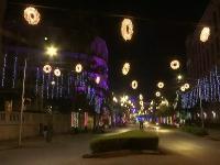 New Year 2019 : नववर्षाच्या स्वागतासाठी मुंबईकर सज्ज - Marathi News | Maharashtra : Mumbai decorated with lights ahead of New Year 2019 | Latest mumbai Photos at Lokmat.com