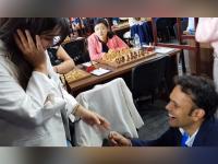 बुद्धिबळाच्या पटावर मांडला प्रेमाचा डाव.... - Marathi News | Indian journalist proposes to a chess star | Latest other-sports Photos at Lokmat.com