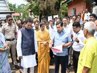 सिंधुदुर्गातील वाहनाना टोल मधून सुट मिळणार; पालकमंत्र्यांचे आश्वासन  - Marathi News | Vehicles in Sindhudurg will be exempted from toll; Guardian Minister assures | Latest sindhudurga News at Lokmat.com