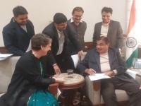 भेटण्याची वेळ द्या सर..; प्रियंका गांधींच्या विनंतीला गडकरींचा लगेच होकार, नेमकी काय चर्चा झाली? - Marathi News | Give me time to meet you, sir..; Nitin Gadkari immediately agreed to Priyanka Gandhi's request, what exactly was discussed? | Latest national News at Lokmat.com भेटण्याची वेळ द्या सर..; प्रियंका गांधींच्या विनंतीला गडकरींचा लगेच होकार, नेमकी काय चर्चा झाली? - Marathi News | Give me time to meet you, sir..; Nitin Gadkari immediately agreed to Priyanka Gandhi's request, what exactly was discussed? | Latest national News at Lokmat.com