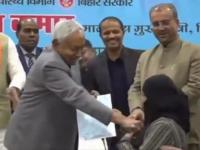 मुख्यमंत्री नितीश कुमार यांनी बुरखा हटवल्याने महिला डॉक्टर धक्क्यात; सरकारी नोकरी नाकारून सोडले राज्य - Marathi News | Nitish Kumar Hijab Controversy : Female doctor shocked after CM Nitish Kumar removes hijab; refuses government job, leaves state | Latest national News at Lokmat.com