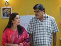 निवेदिता सराफ मतदार यादीत तासभर नाव शोधत होत्या...; वैतागल्या, एकाच कुटुंबातील तीन ठिकाणी नावे... - Marathi News | BMC Election 2026 Voting Day: Nivedita Saraf spent an hour searching for names in the voter list...; Frustrated, names of people from the same family were found in three places... | Latest mumbai News at Lokmat.com