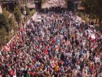 कागदावर २५ हजार सॅलरी अन् प्रत्यक्षात १५००० देतात...; कंपन्यांकडून शोषण, कर्मचारी भडकले - Marathi News | Noida Employee Protest: Salary of 25 thousand on paper and 15 thousand in reality...; Exploitation by companies, employees outraged | Latest national News at Lokmat.com