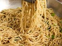 न्यूडल्स करताना चिकट -लगदा होतो? ६ टिप्स, होतील मऊ- सुटसुटीत - Marathi News | cooking noodles get sticky and mushy how to make boiled non sticky noodles 6 tips right method to cooking soft noodles | Latest sakhi Photos at Lokmat.com