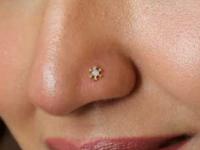Gold Nose Pins : रोज वापरण्यासाठी पाहा भन्नाट डिझाइन्सच्या ५ सुंदर नोजपिन्स, नाकात रिंग दिसेल शोभून - Marathi News | best gold nose pins for everyday use lightweight gold nose pin designs daily wear comfortable gold nose studs for office latest unique gold nose pin designs | Latest sakhi Photos at Lokmat.com