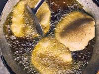 पुरी-भजी, समोसे खाल्ले तरी वाढणार नाही कोलेस्टेरॉल! 'या' तेलात तळा, तब्येत राहील एकदम फिट - Marathi News | Best oil for frying puri, bhaji, and samosas without increasing cholesterol Which is the healthiest oil for deep frying Indian snacks | Latest sakhi Photos at Lokmat.com