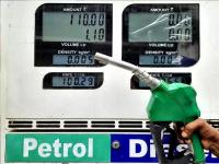 Petrol-diesel: कच्च्या तेलाच्या किमती घसरल्या; पेट्रोल-डिझेलच्या किमती 8 रुपयांनी कमी होऊ शकतात, पण... - Marathi News | Crude oil prices fell; Petrol-diesel prices can be reduced by Rs 8 | Latest business Photos at Lokmat.com