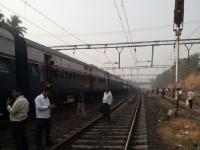 मध्य रेल्वेचा खेळखंडोबा अन् प्रवाशांचा उद्रेक - Marathi News | Central Railway's ammunition and passenger outbreak | Latest mumbai Photos at Lokmat.com