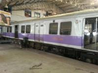 चर्चगेट स्थानकात लोकल प्लॅटफॉर्मला धडकली - Marathi News | Local train hits Churchgate station | Latest mumbai Photos at Lokmat.com