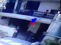 फुगे मारण्याच्या नादात मुलगा बाल्कनीतून खाली पडला, नशीबानं जीव वाचला