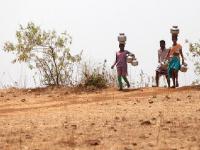 घोटभर पाण्यासाठीचा प्रवास ( सर्व छायाचित्रे विशाल हळदे) - Marathi News | Warm Travel | Latest maharashtra Photos at Lokmat.com