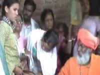 साक्षी महाराजांसमोर मुलीला काढायला लावली जीन्स