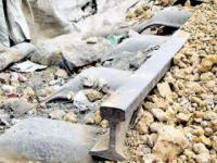 अबब ! रेल्वे स्टेशनच गेलं चोरीला - Marathi News | Above! Stolen at railway station | Latest national Photos at Lokmat.com