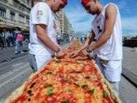 अबब... २ किमीच्या पिझ्झाची गिनीजबुक मध्ये नोंद - Marathi News | Above ... 2km pizzeria recorded in Guinness book | Latest international Photos at Lokmat.com