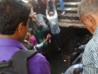 वसईत फलाट कोसळल्याने प्रवासी थेट गटारात पडले - Marathi News | Due to the collapse of Vasaiya platform, the passengers fell into the gutters | Latest maharashtra Photos at Lokmat.com