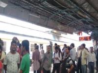 पहिल्याच पावसाचा मुंबईकरांना फटका, म.रे.सह पश्चिम व हार्बर रेल्वेही विस्कळीत - Marathi News | The first rains hit the Mumbaiites, West and Harbor trains, including the MR, were disrupted | Latest maharashtra Photos at Lokmat.com