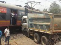 डंपरची पनवेल-ठाणे लोकलला धडक, हार्बर रेल्वे विस्कळीत - Marathi News | Dneprar to Panvel-Thane local road, Harbor rail disrupted | Latest maharashtra Photos at Lokmat.com