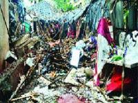 दादरमध्ये रिपब्लिकन सेनेचा मोर्चा, दुकानांवर दगडफेक - Marathi News | A Republican army front in Dadar, stone pelting at shops | Latest maharashtra Photos at Lokmat.com