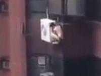 VIDEO: प्रेयसीचा पती अचानक घरी, जीव वाचवायला ८व्या मजल्यावर लटकला प्रियकर