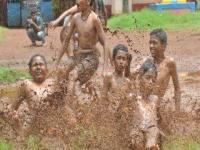 PHOTOS: पणजी - माशेल गावात रंगला चिखलकाला - Marathi News | PHOTOS: Panam-colored mud in a village | Latest maharashtra Photos at Lokmat.com