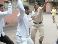 कोपर्डी - अत्याचार करणाऱ्यांवर फेकले अंडे - Marathi News | Kopardi - Throwing eggs on the torturers | Latest maharashtra Photos at Lokmat.com