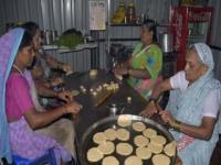 इथे दहा रुपयांत मिळते पोटभर पुरी-भाजी !