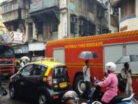 गिरगावात इमारतीचा भाग कोसळला, रहिवाशांची सुखरूप सुटका