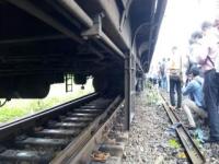 कल्याणजवळ लोकल रुळावरून घसरल्याने म.रे.चा पुन्हा बोजवारा - Marathi News | Due to the slow down of the local railway near Kalyan, again the ruin of the city | Latest maharashtra Photos at Lokmat.com