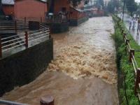 नाशिक - दिंडोरीतील नद्यांना महापूर, गावांचा संपर्क तुटला - Marathi News | Nashik: The floods in the rivers of Dindori, the contact between villages and villages were broken | Latest nashik Photos at Lokmat.com